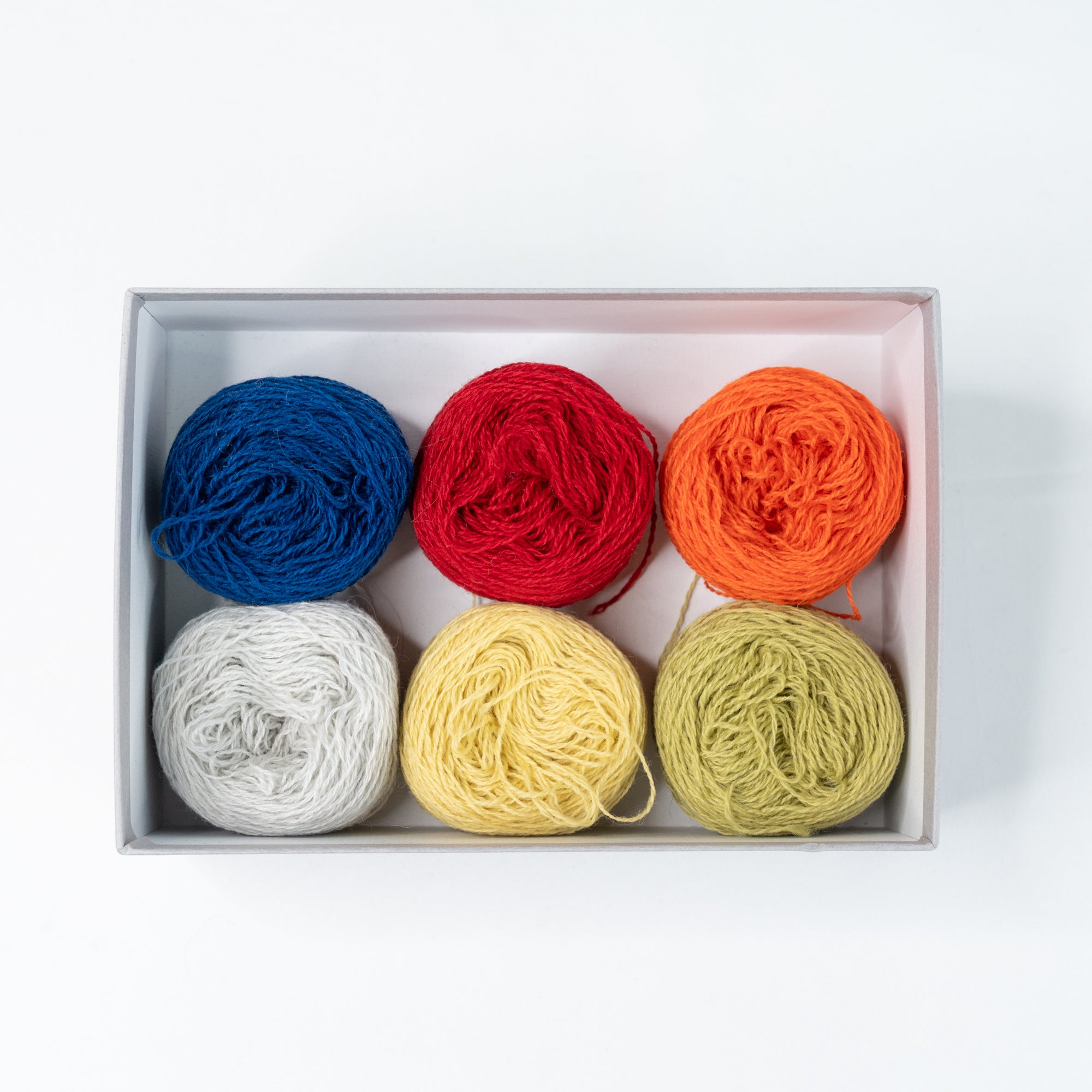 カシミヤBOX ― 小さな巻きで楽しむ、上質なカシミヤ【NO.18】