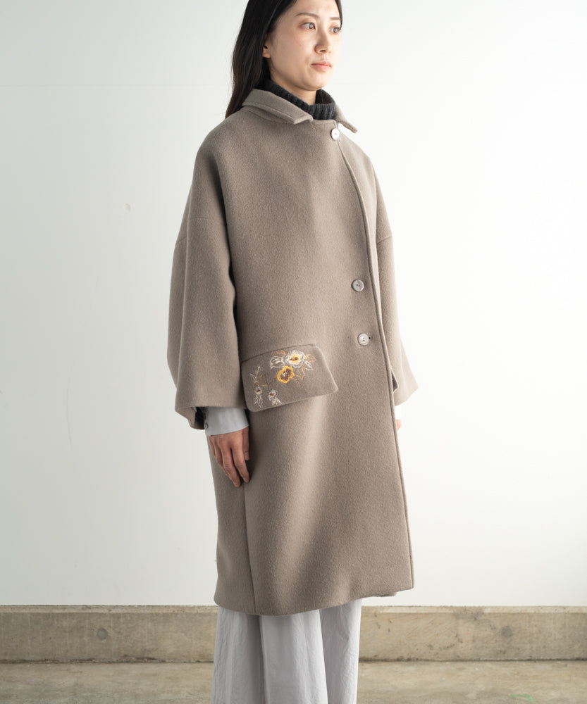 軽くて暖かい上質ウール混〉裏地有り ショート丈 野ばら刺繍のコート