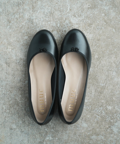 〈職人技が光る日本製の靴〉〈足の動きに沿う屈曲性〉〈柔らかなインソール〉〈軽量〉ビーズモチーフのバレエシューズ (kut006)