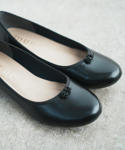 〈職人技が光る日本製の靴〉〈足の動きに沿う屈曲性〉〈柔らかなインソール〉〈軽量〉ビーズモチーフのバレエシューズ (kut006)