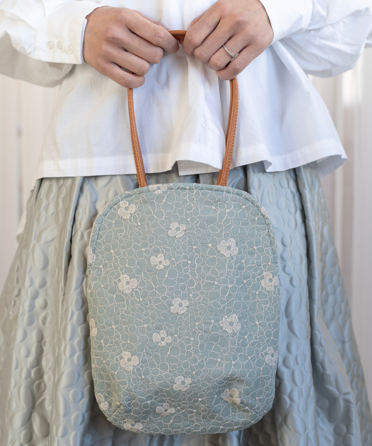 25AW先行予約〉紫陽花刺繍 miniバッグ (bag041 ブルー) – WOOL 25AW先行予約〉紫陽花刺繍 miniバッグ (bag041 ブルー) – WOOL