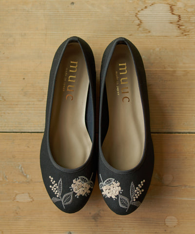 〈職人技が光る日本製の靴〉〈足の動きに沿う屈曲性〉〈柔らかなインソール〉〈軽量〉小花柄刺繍のバレエシューズ (kut003)