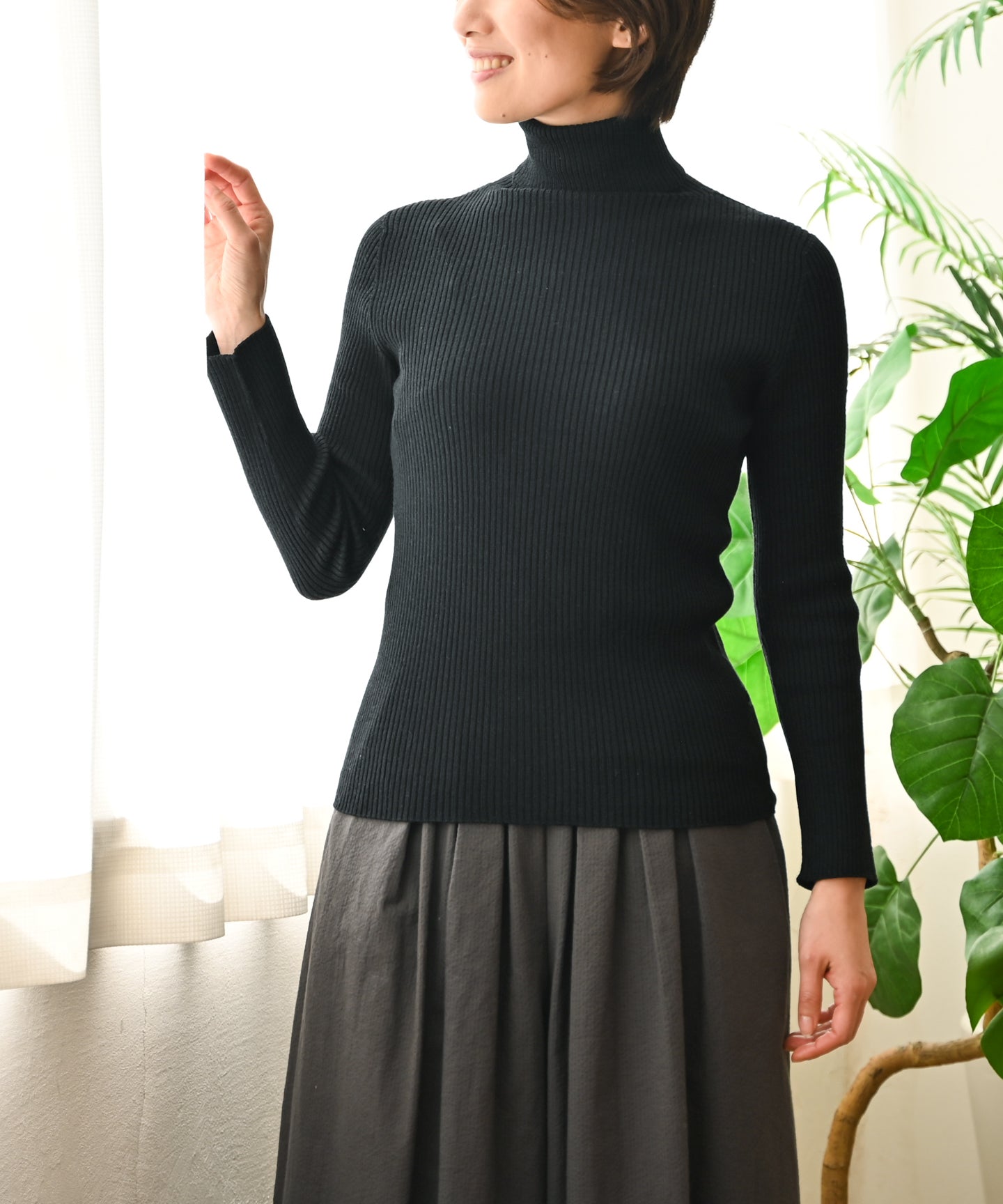 カシミヤ×シルク×ウール〉前後差がポイント リブ編みタートルネック