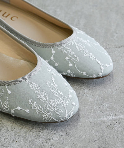 〈職人技が光る日本製の靴〉〈足の動きに沿う屈曲性〉〈柔らかなインソール〉〈軽量〉イラカ柄刺繍のバレエシューズ (kut001)