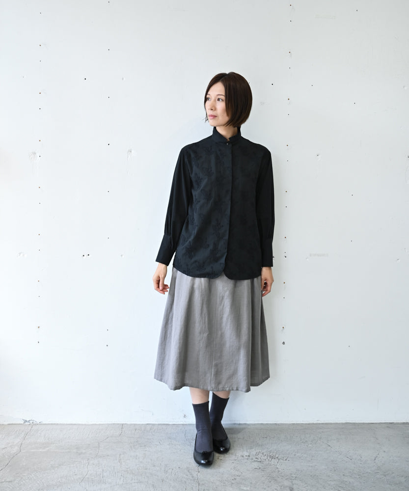 綿ローン生地〉梅小花刺繍 スタンドカラーブラウス (muk112