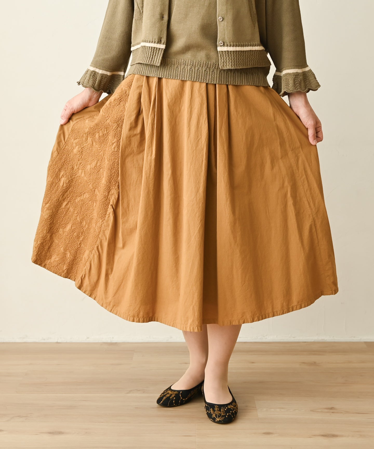 〈オーガニックコットン〉〈通年着られる〉フラワーノット刺繍 ウエスト後ろゴムあり 裏地あり ギャザースカート (muc206)