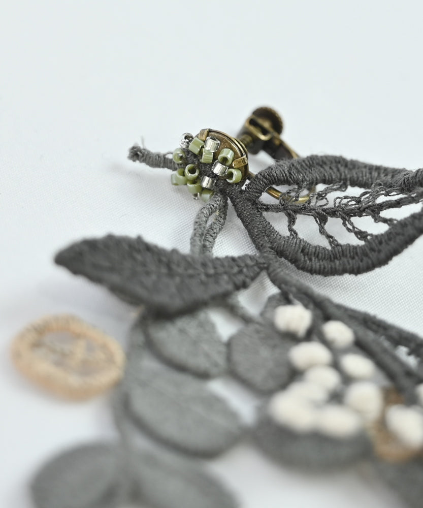 ミモザ刺繍のイヤリング / ピアス (AC016) – WOOL STUDIO