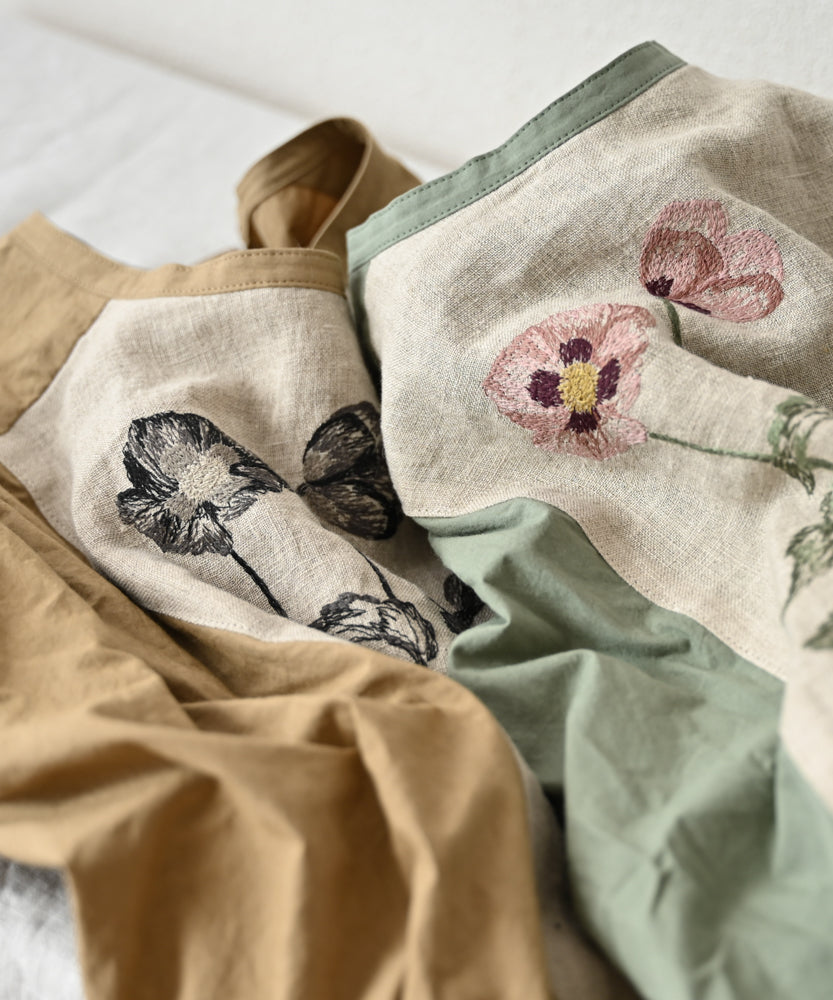 押し花を思わせる繊細なポピーの花刺繍