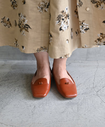 〈職人技が光る日本製の靴〉〈足の動きに沿う屈曲性〉〈柔らかなインソール〉〈軽量〉ビーズモチーフのスクエアシューズ (kut004)