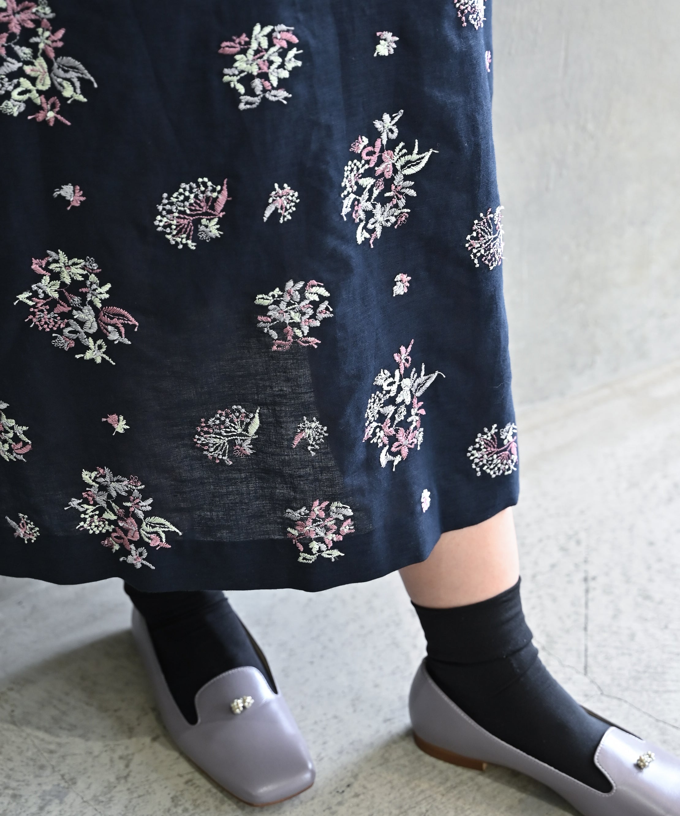 遠州織物 コットンリネン〉野小花刺繍 フレンチスリーブ
