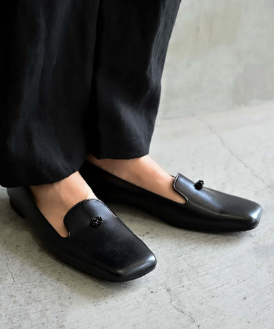 〈職人技が光る日本製の靴〉〈足の動きに沿う屈曲性〉〈柔らかなインソール〉〈軽量〉ビーズモチーフのスクエアシューズ (kut004)