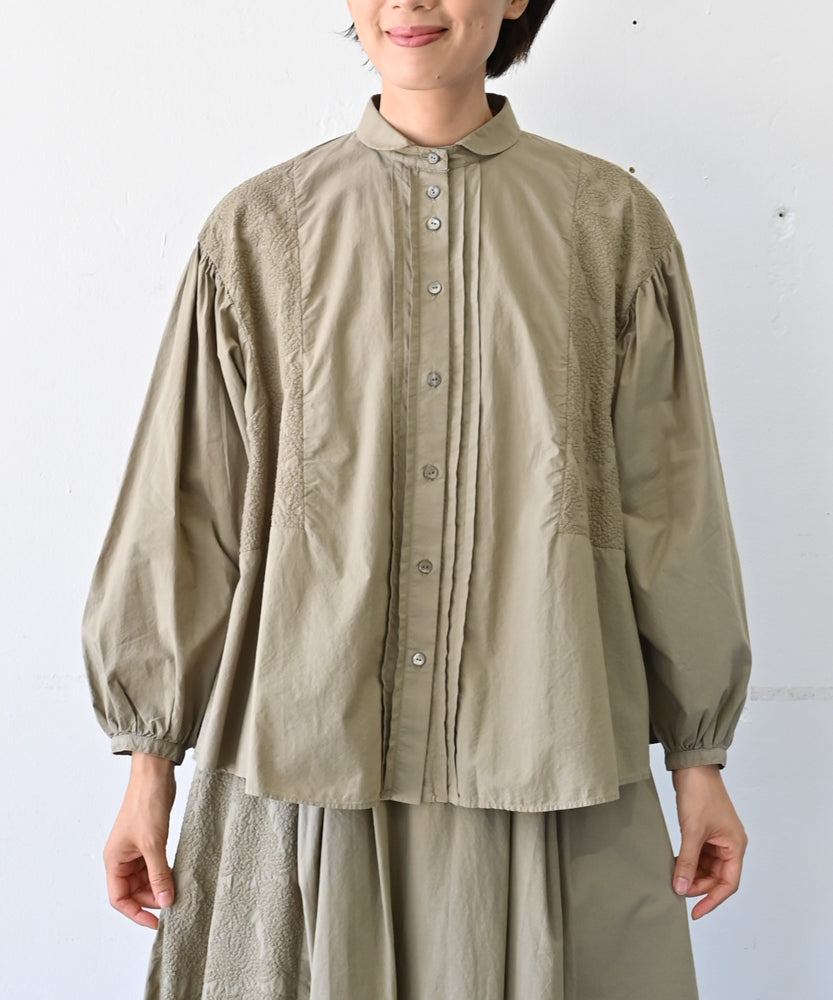 専用ですm(__)mコットン  ブラウス オーガニックコットン〉フラワーノット刺繍 タックデザインブラウス