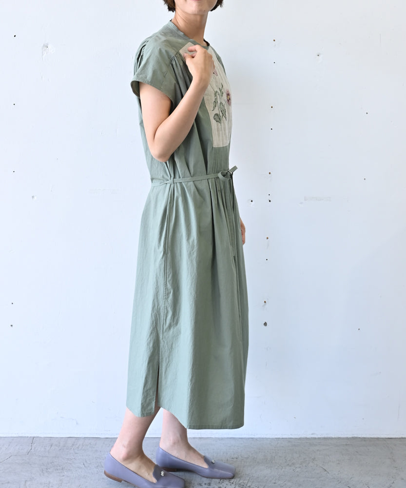 ポピー刺繍ワンピースのゆとりあるシルエットとフレンチスリーブ