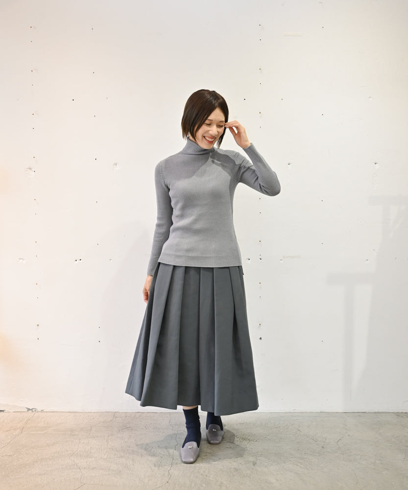 カシミヤ×シルク×ウール〉前後差がポイント リブ編みタートルネック