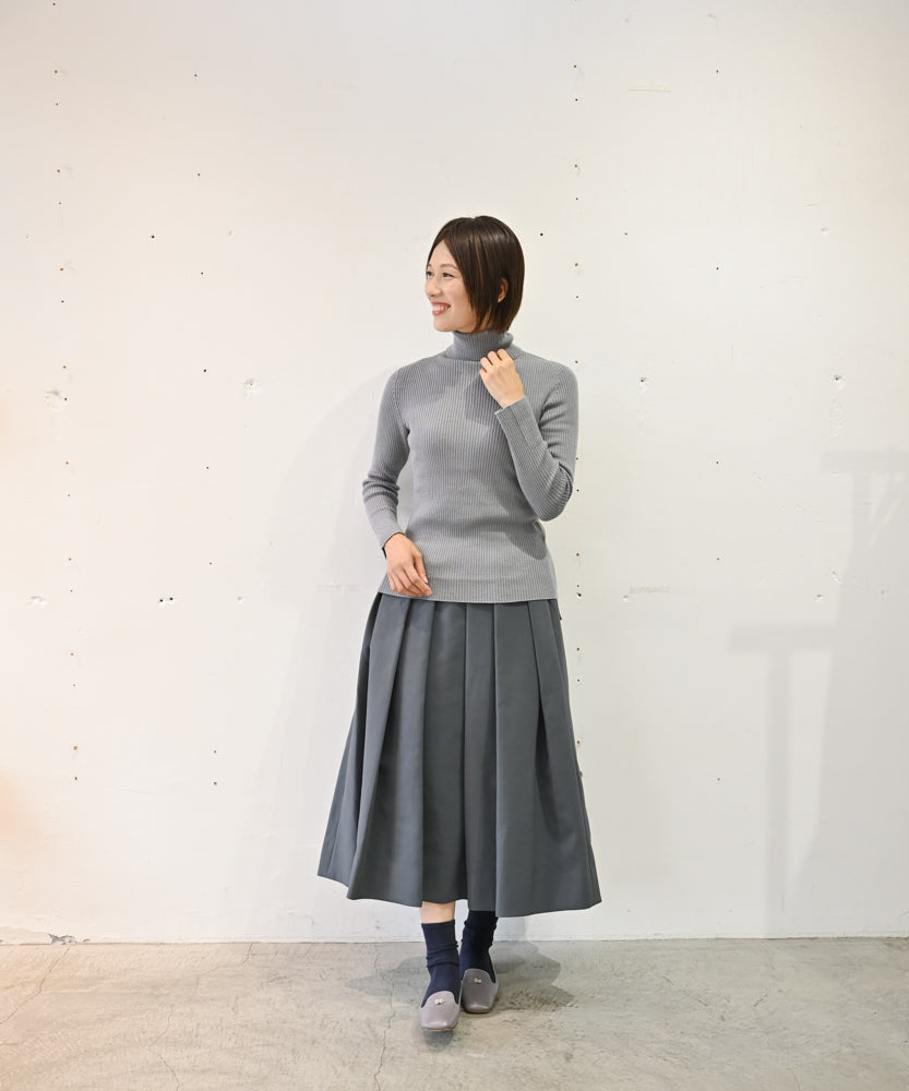 カシミヤ×シルク×ウール〉前後差がポイント リブ編みタートルネック