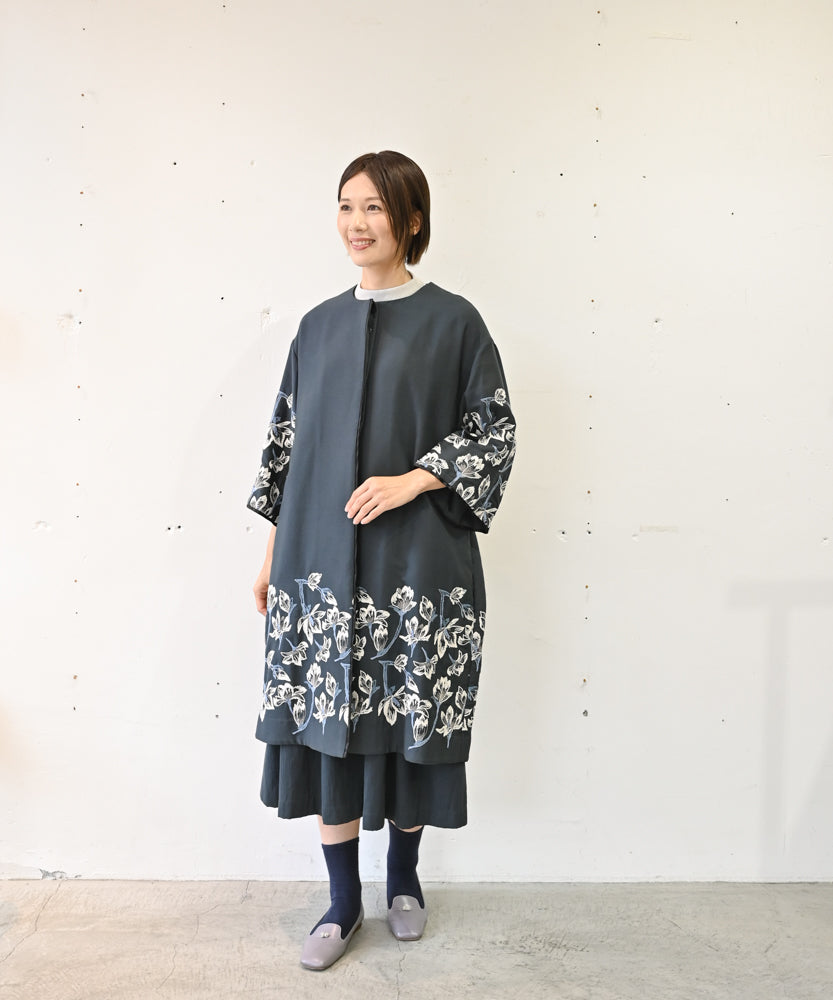 遠州織物〉モクレン刺繍 ノーカラー ワイドシルエット コート