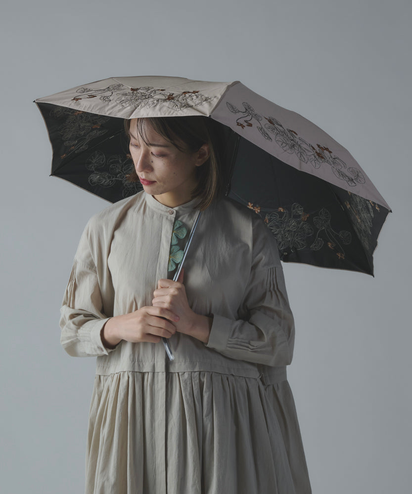 一級遮光生地・晴雨兼用〉スミレ刺繍の日傘 （折りたたみ傘