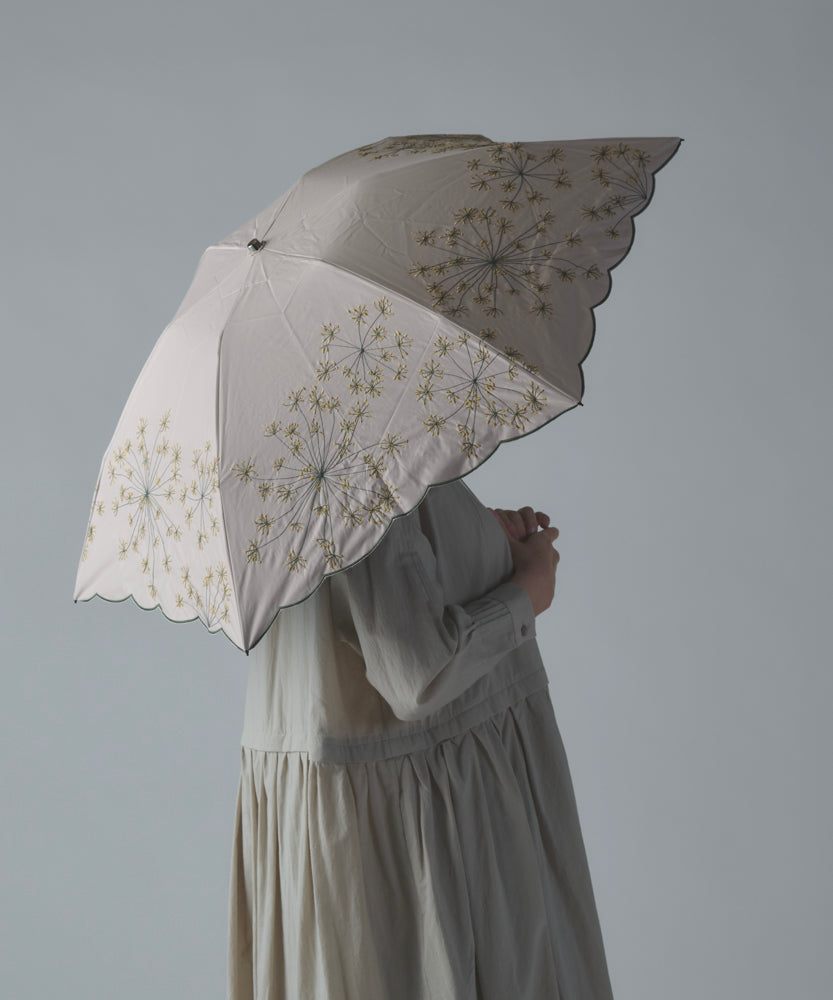 〈一級遮光生地・晴雨兼用〉フェンネル刺繍の日傘 （折りたたみ傘タイプ）(ELS62mini)