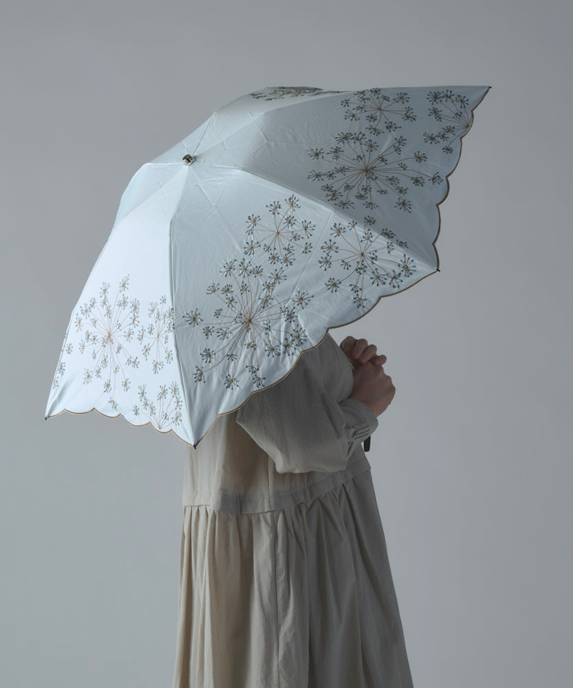 〈一級遮光生地・晴雨兼用〉フェンネル刺繍の日傘 （折りたたみ傘タイプ）(ELS62mini)