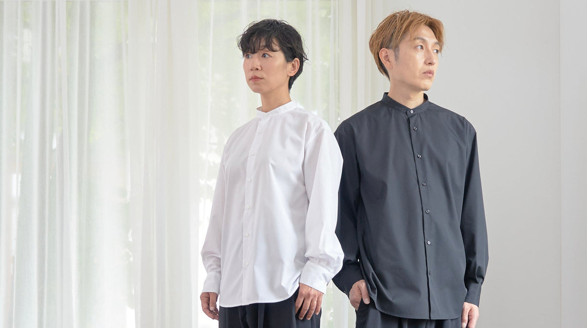 白と黒のスタンドカラーシャツを着用した男女