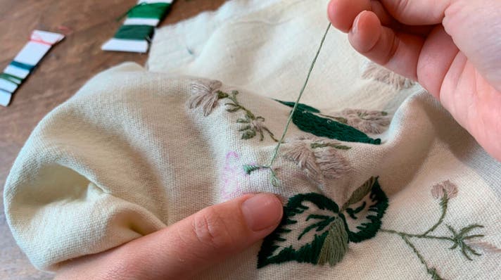 立体刺繍スツールの高さを示す写真